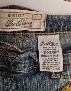 Levi's Signature Women's Boot Cut Jeans - Classic Blue